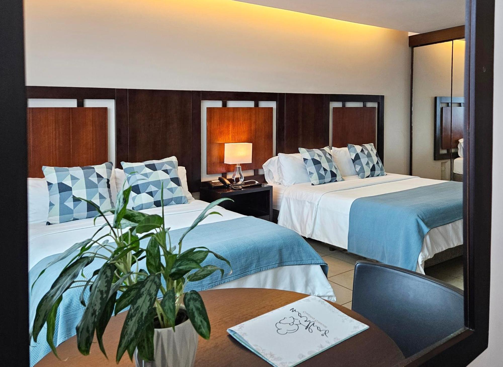 Hotel Perla Spondylus Manta Bagian luar foto